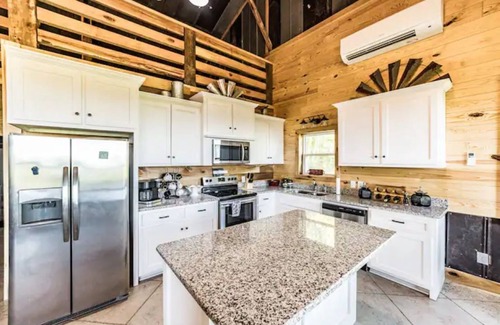 Grant Cabina | Unique and tranquil mountain-side getaway, close to Guntersville Lake.
