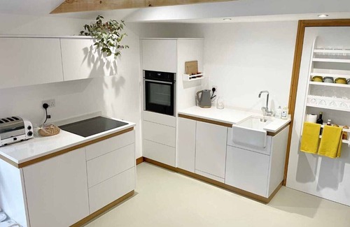 Merston Cabina | Unique, Annexe sleeps 4 with Large Gardens & Tennis Court!