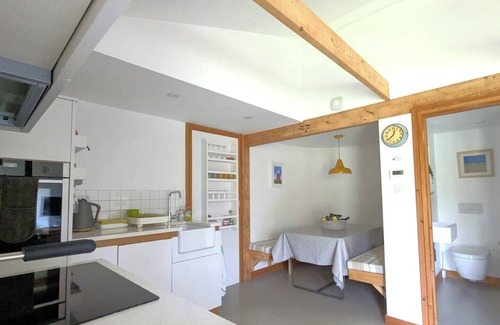 Merston Cabina | Unique, Annexe sleeps 4 with Large Gardens & Tennis Court!