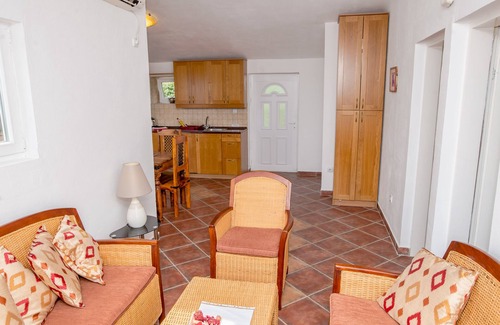 Mrcevac Apartamento | Apartamento único con terraza en la azotea, huerto y piscina, 2 km al mar