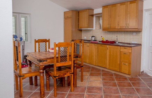 Mrcevac Apartamento | Apartamento único con terraza en la azotea, huerto y piscina, 2 km al mar
