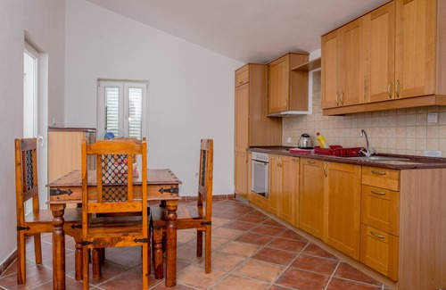 Mrcevac Apartamento | Apartamento único con terraza en la azotea, huerto y piscina, 2 km al mar