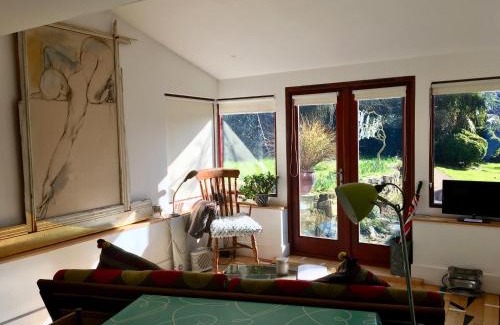 Pewsey Apartamento | Unique Artists studio with a private garden.