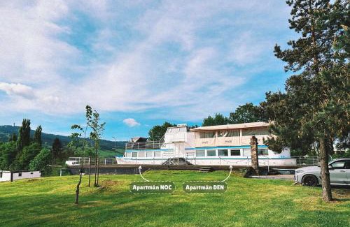 Namestovo Apartamento | Unique Boat Apartments by Lake - Kajuta 1958