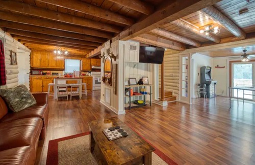 Bearss Plaza Casa | Unique cabin in the city pool home