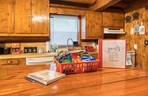 Bearss Plaza Casa | Unique cabin in the city pool home