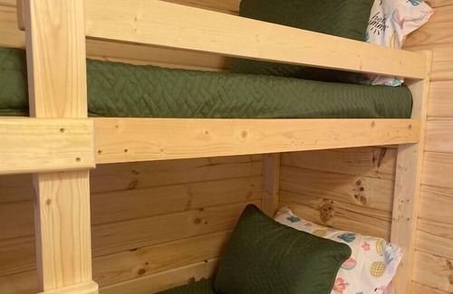 Holly Ridge Cabina | Unique Cabin Near Surf City with Loft and Parking