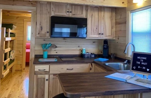 Holly Ridge Cabina | Unique Cabin Near Surf City with Loft and Parking