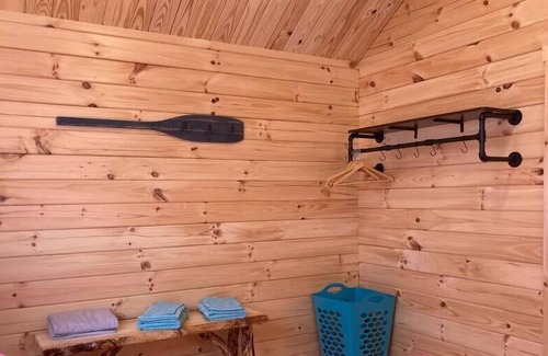 Holly Ridge Cabina | Unique Cabin Near Surf City with Loft and Parking