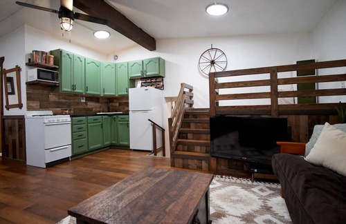 Milton-Freewater Cabina | Unique Cabin Oasis: Fully-Gated, Pet-Friendly, King Bed