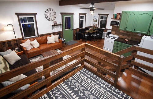 Milton-Freewater Cabina | Unique Cabin Oasis: Fully-Gated, Pet-Friendly, King Bed