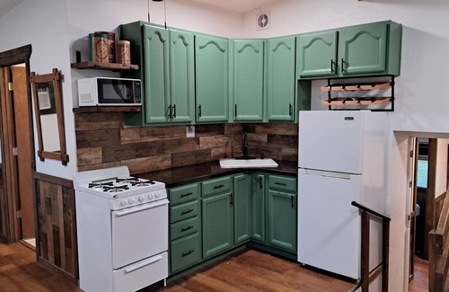 Milton-Freewater Cabina | Unique Cabin Oasis: Fully-Gated, Pet-Friendly, King Bed