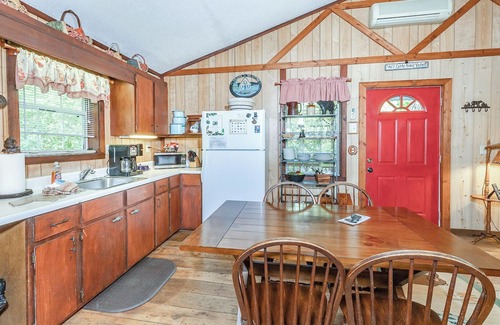 Lake Toxaway Cabina | Unique Cabin w/ Fire Pit and Tennis On Site