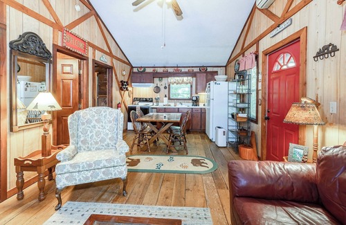 Lake Toxaway Cabina | Unique Cabin w/ Fire Pit and Tennis On Site