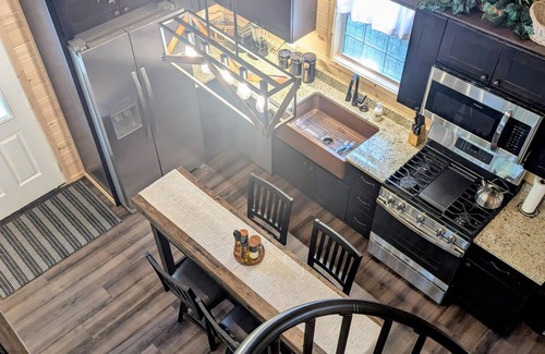 Hancock Cabina | Bar Harbor Cabin with Treehouse Suite & Hot Tub
