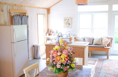Belmont Apartamento | Unique Coastal Maine Flower Farm Stay