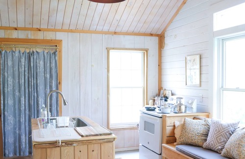 Belmont Apartamento | Unique Coastal Maine Flower Farm Stay