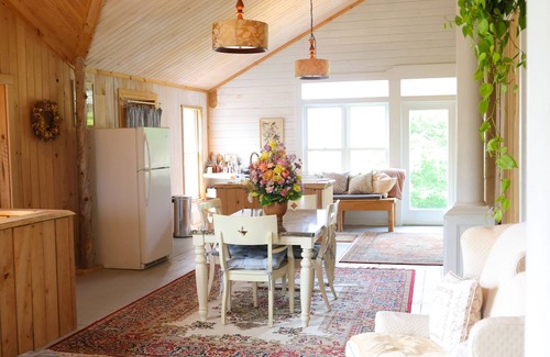 Belmont Apartamento | Unique Coastal Maine Flower Farm Stay