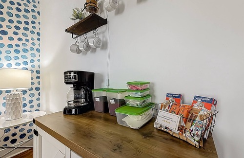 Survey Creek Apartamento | Unique Condo w/ Queen Bed & Canal View