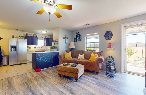 Wise County Cabaña | Unique cottage by airstrip for private planes - herb garden, dog-friendly