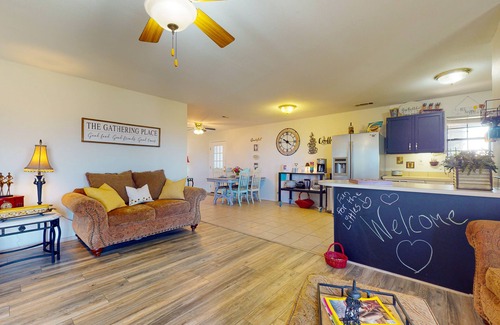 Wise County Cabaña | Unique cottage by airstrip for private planes - herb garden, dog-friendly