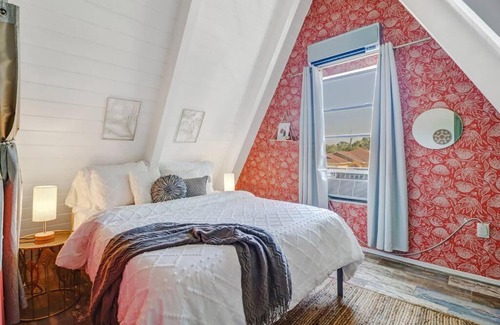 Bonita Springs Casa | Unique Cozy A-Frame