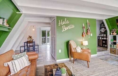 Bonita Springs Casa | Unique Cozy A-Frame