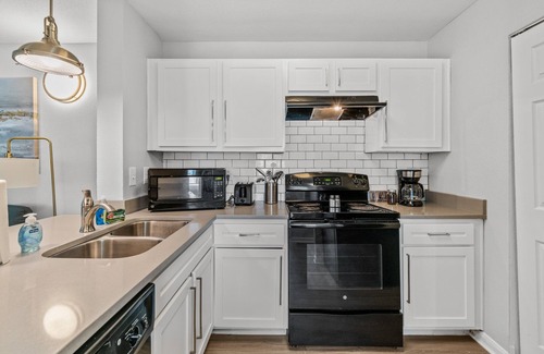 Pleasant Valley Apartamento | Unique & Cozy Apt - 8 Mins to DT - Hot Tub - Pool