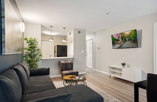 Pleasant Valley Apartamento | Unique & Cozy Apt - 8 Mins to DT - Hot Tub - Pool