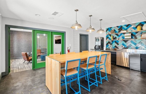 Pleasant Valley Apartamento | Unique & Cozy Apt - 8 Mins to DT - Hot Tub - Pool