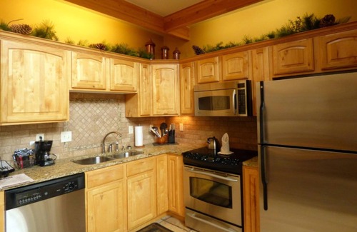 Stanley Hills Condominio | Unique, cozy, mountain condo, relax on patio and outdoor hot tub!