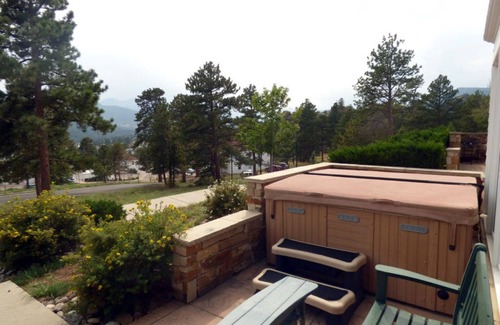 Stanley Hills Condominio | Unique, cozy, mountain condo, relax on patio and outdoor hot tub!