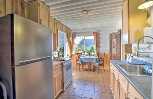 Crescent City North Cabina | Unique Dog-Friendly Log Cabin: Short Walk to Ocean