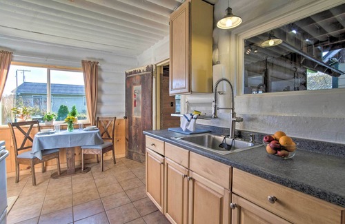 Crescent City North Cabina | Unique Dog-Friendly Log Cabin: Short Walk to Ocean