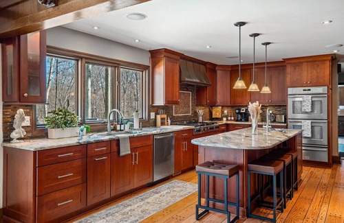 Northwest Akron Apartamento | Unique Estate|5 Bedrooms|Fire Pit|Sleeps 10