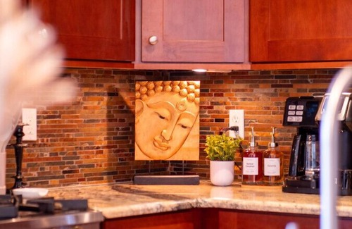 Northwest Akron Apartamento | Unique Estate|5 Bedrooms|Fire Pit|Sleeps 10
