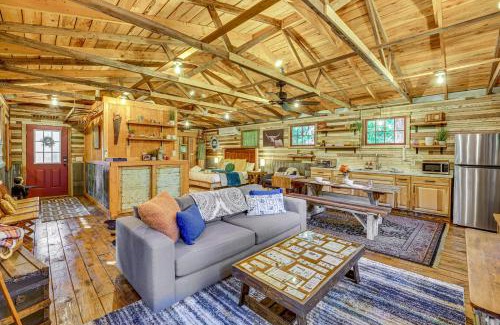 Eureka Springs Apartamento | Unique Eureka Springs Cabin Deck and Forest Views!