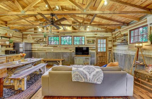 Eureka Springs Apartamento | Unique Eureka Springs Cabin Deck and Forest Views!