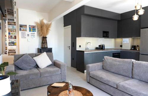 Vardaris Apartamento | Unique Experience in Modern Apartment with Balcony & City Views
