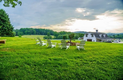Hendersonville Apartamento | Espacio único loft de granja perfecto para parejas y pequeñas familias