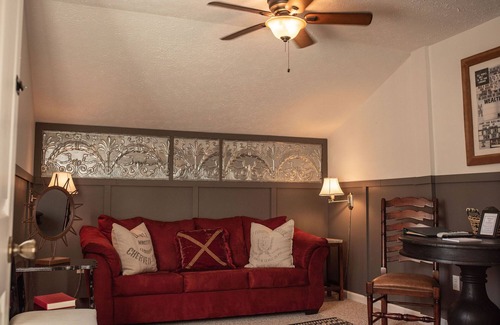 Hendersonville Apartamento | Espacio único loft de granja perfecto para parejas y pequeñas familias