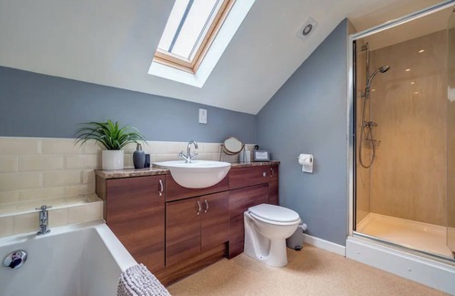 Cauldon Low Otro | Unique farm stay near Alton Towers & Foxtail Barns Wedding Venue sleeps up to 16