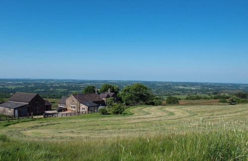 Cauldon Low Otro | Unique farm stay near Alton Towers & Foxtail Barns Wedding Venue sleeps up to 16