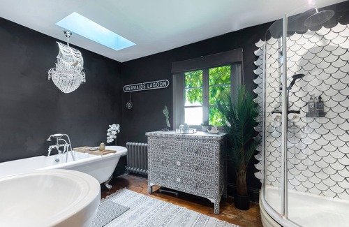 Cheltenham Cabaña | Unique Hidden Stay - Central Cheltenham - Sleeps 6