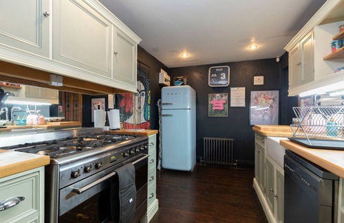 Cheltenham Cabaña | Unique Hidden Stay - Central Cheltenham - Sleeps 6