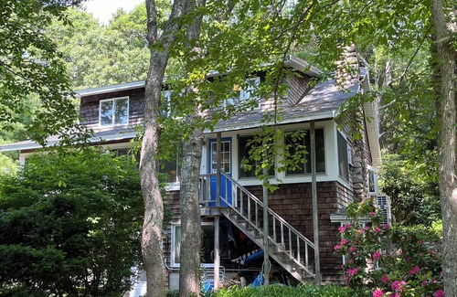 West Hyannisport Casa | Casa única en Woods cerca de Craigville Beach, Centreville, Family and Pet Friendly