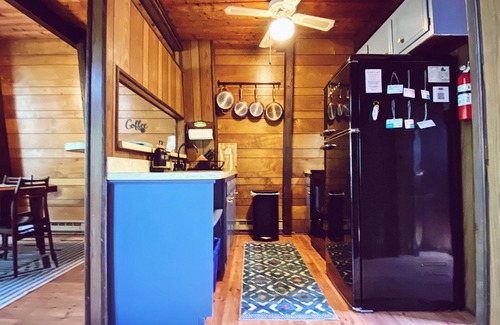 Hamlin Chalet De Esquí | Unique Insta-Worthy Poconos Chalet - Fireplace / Pool / Beach/ Lake / Fire Pit