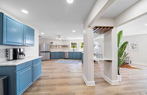 West Livingston Casa | Dome Haus |BeachBox| Lakefront/Private Pier!