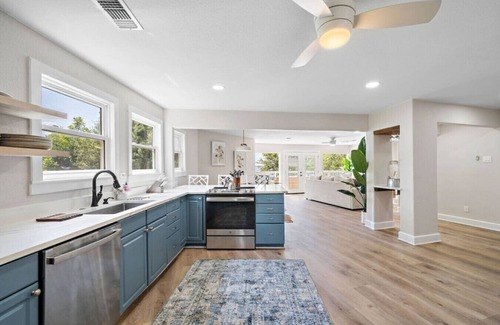 West Livingston Casa | Dome Haus |BeachBox| Lakefront/Private Pier!