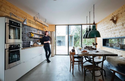 Ashford Casa | Logia única con interior de diseño industrial
